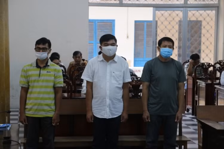 Cựu Trưởng phòng CSGT An Giang lĩnh 2 năm tù vì cấp biển sai quy định - Hình 2 Cuu Truong phong CSGT An Giang linh 2 nam tu vi cap bien sai quy dinh-Hinh-2