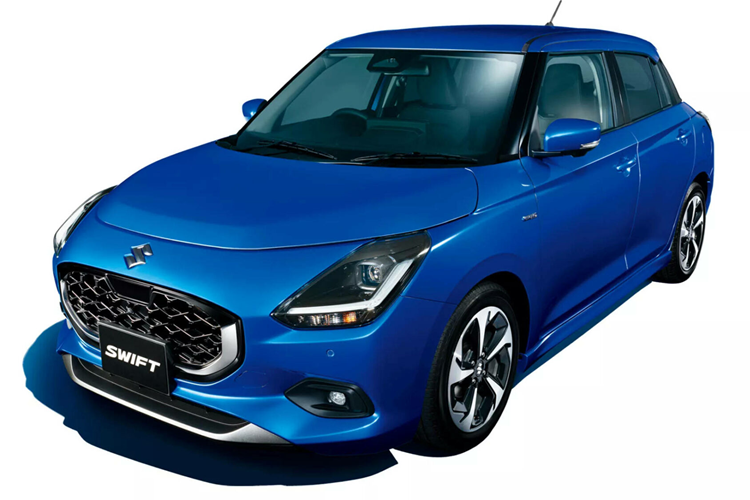 Nhìn chung, thế hệ mới của mẫu xe hatchback Suzuki Swiftn 2024 vẫn giữ những đường nét cơ bản của thế hệ xe trước đây. Đầu xe nổi bật với lưới tản nhiệt kiểu tổ ong có kích thước nhỏ hơn một chút. Logo chữ S của Suzuki cũng được chuyển lên trên sát nắp ca-pô. Đèn pha có thiết kế mới, kết hợp với khe gió trên cản trước nhỏ gọn hơn, có thêm chân ốp giả nhôm.
