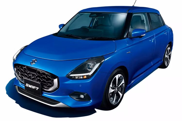 Nhìn chung, thế hệ mới của mẫu xe hatchback Suzuki Swiftn 2024 vẫn giữ những đường nét cơ bản của thế hệ xe trước đây. Đầu xe nổi bật với lưới tản nhiệt kiểu tổ ong có kích thước nhỏ hơn một chút. Logo chữ S của Suzuki cũng được chuyển lên trên sát nắp ca-pô. Đèn pha có thiết kế mới, kết hợp với khe gió trên cản trước nhỏ gọn hơn, có thêm chân ốp giả nhôm.