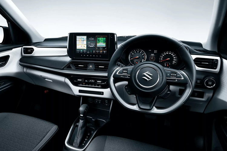 Ở thân xe, Suzuki Swift 2024 vẫn giữ kiểu phối hai tông màu với gương cửa, các cột và nóc xe màu đen, nhưng có chi tiết mới là đường gân ở phía trên tay nắm cửa. Ngoài ra, tay nắm cửa sau giờ đây trở lại kiểu truyền thống, thay vì được giấu trên cột C.