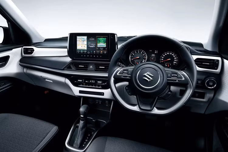 Ở thân xe, Suzuki Swift 2024 vẫn giữ kiểu phối hai tông màu với gương cửa, các cột và nóc xe màu đen, nhưng có chi tiết mới là đường gân ở phía trên tay nắm cửa. Ngoài ra, tay nắm cửa sau giờ đây trở lại kiểu truyền thống, thay vì được giấu trên cột C.