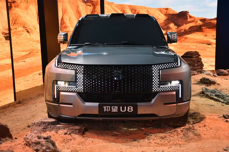 Tại triển lãm ô tô Thượng Hải 2023 vừa diễn ra tại Trung QUốc, BYD, đã thể hiện mình là 1 trong những tập đoàn xe hàng đầu của Trung Quốc, khi thương hiệu con của họ, Yangwang Auto đã ra mắt sản phẩm SUV điện hạng sang cỡ lớn đầu tiên, chiếc Yangwang U8 2024 mới - đối thủ đầy khó chịu của Hummer EV SUV, và ở 1 số điểm mạnh của mình, chiếc SUV điện đến từ Trung Quốc lại bỏ xa gã khổng lồ của Mỹ.