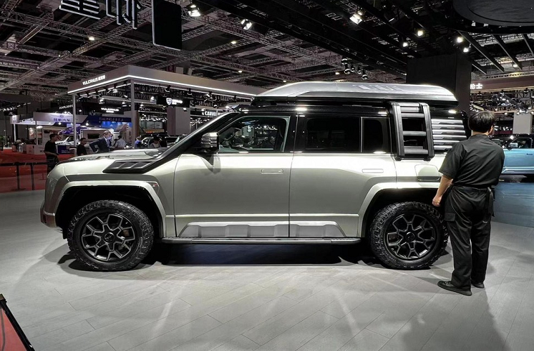 Nhìn vào thiết kế của SUV điện Yangwang U8 không ít người sẽ bất ngờ vì nó quá hoàn hảo, từ lưới tản nhiệt, đèn pha, đèn hậu, cho đến bố cục tổng thể, mọi thứ đều quá hoàn hảo. Yangwang U8 dù được định vị là một mẫu SUV điện nhưng lại có ngoại hình cứng cáp, phong cách off-road, lưới tản nhiệt được trang trí dạng ma trận với các nét chấm, 2 bên là thiết kế đèn pha hình sao có khả năng nhận diện cao sau khi chiếu sáng.