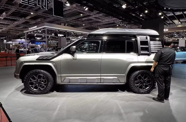 Nhìn vào thiết kế của SUV điện Yangwang U8 không ít người sẽ bất ngờ vì nó quá hoàn hảo, từ lưới tản nhiệt, đèn pha, đèn hậu, cho đến bố cục tổng thể, mọi thứ đều quá hoàn hảo. Yangwang U8 dù được định vị là một mẫu SUV điện nhưng lại có ngoại hình cứng cáp, phong cách off-road, lưới tản nhiệt được trang trí dạng ma trận với các nét chấm, 2 bên là thiết kế đèn pha hình sao có khả năng nhận diện cao sau khi chiếu sáng.