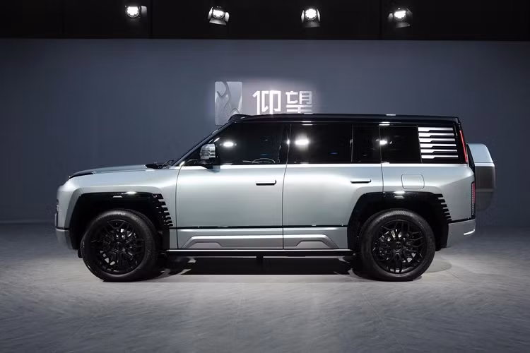 Đẹp nhất trên thiết kế của Yangwang U8 nằm ở đằng sau với cụm đèn hậu LED ma trận vô cùng hấp dẫn, không quá lời khi cho rằng chiếc SUV điện Yangwang U8 là mẫu xe Trung Quốc có thiết kế đèn đẹp nhất từ trước đến nay. Cuối cùng là nắp bánh dự phòng cỡ lớn hình bát giác phù hợp với những đường nét cứng cáp của thân xe.