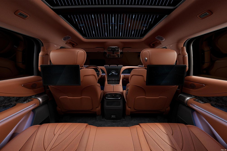 Về kích thước thân xe, chiều dài, chiều rộng và chiều cao của chiếc SUV điện lần lượt là 5.319 x 2.050 x 1.930 mm, và chiều dài cơ sở 3.050 mm. Về nội thất, Yangwang U8 sẽ được tích hợp đến 5 màn hình khác nhau cho hàng ghế trước và sau, đầu tiên là việc trang bị màn hình OLED cong 12,8 inch cho việc giải trí, tiếp đến là màn hình cho bảng đồng hồ và 1 màn hình giải trí dành cho hành khách.