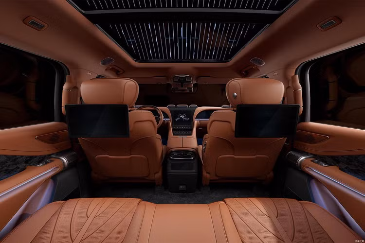 Về kích thước thân xe, chiều dài, chiều rộng và chiều cao của chiếc SUV điện lần lượt là 5.319 x 2.050 x 1.930 mm, và chiều dài cơ sở 3.050 mm. Về nội thất, Yangwang U8 sẽ được tích hợp đến 5 màn hình khác nhau cho hàng ghế trước và sau, đầu tiên là việc trang bị màn hình OLED cong 12,8 inch cho việc giải trí, tiếp đến là màn hình cho bảng đồng hồ và 1 màn hình giải trí dành cho hành khách.