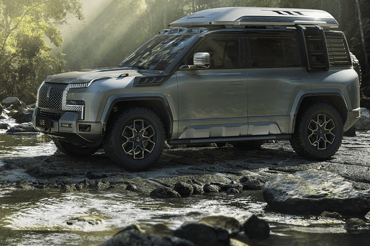 Yangwang U8 có ngoại hình rất huyền bí, tính năng công nghệ lại vượt trội và cuối cùng, sức mạnh hơn 1.000 mã lực khiến nó có lợi thế khá nhiều so với đối thủ chính Hummer EV SUV chỉ mạnh 830 mã lực.