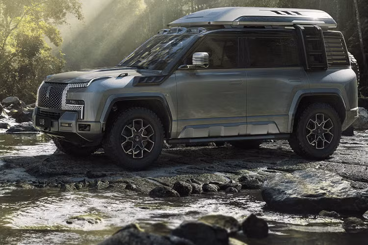 Yangwang U8 có ngoại hình rất huyền bí, tính năng công nghệ lại vượt trội và cuối cùng, sức mạnh hơn 1.000 mã lực khiến nó có lợi thế khá nhiều so với đối thủ chính Hummer EV SUV chỉ mạnh 830 mã lực.