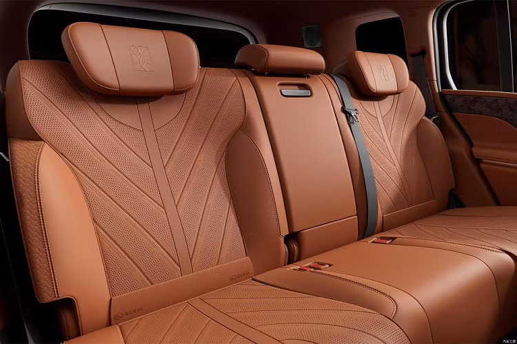 Với sức mạnh ấn tượng trên, Yangwang U8 có thể dễ dàng đạt được hiệu suất tăng tốc từ vị trí xuất phát lên 100 km/h chỉ trong thời gian 3 giây. Ngoài ra, chiếc xe mới còn có thể hoàn thành nhiều trạng thái lái khác nhau, bao gồm xoay 360 độ tại 1 chỗ, di chuyển trên băng tuyết, vượt dốc sa mạc, hay có thể tiếp tục di chuyển tốc độ cao nhất 120 km/h khi bị xẹp lốp, chế độ nổi trên mặt nước hay đi ngang như cua.