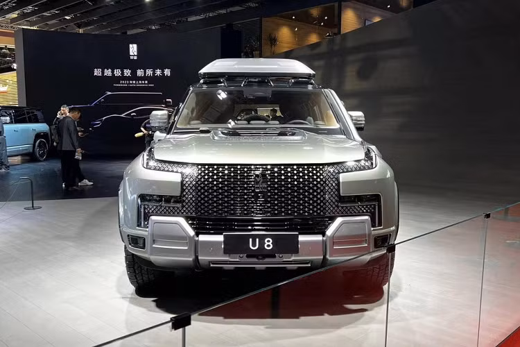 Cụm đèn pha này có các điểm nhấn nhá giúp mặt tiền xe rất đẹp. Tiếp đến là Yangwang U8 có cản va trước hầm hố, sơn màu bạc, tạo điểm nhấn với bộ áo chính của xe mang màu xanh nhạt.