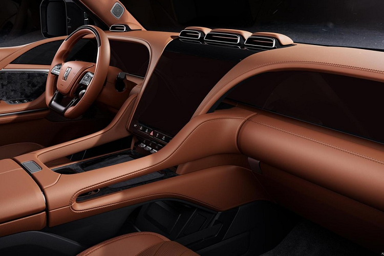 Về sức mạnh, chiếc xe mới sẽ được trang bị ắc quy Yisifang và thân xe không chịu lực. Nó cũng sẽ cung cấp thiết lập mổi bánh xe có 1 động cơ điện, nhờ đó, công suất tối đa của một động cơ dao động từ 295 mã lực đến 322 mã lực và mô-men xoắn cực đại là 320-420 Nm. Tổng công suất mà 4 mô tơ điện mang đến cho chiếc xe Yangwang U8 là hơn 1.000 mã lực.