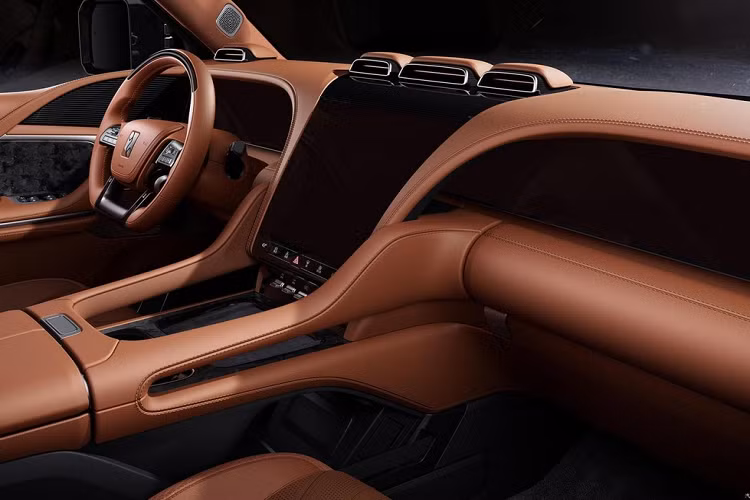 Về sức mạnh, chiếc xe mới sẽ được trang bị ắc quy Yisifang và thân xe không chịu lực. Nó cũng sẽ cung cấp thiết lập mổi bánh xe có 1 động cơ điện, nhờ đó, công suất tối đa của một động cơ dao động từ 295 mã lực đến 322 mã lực và mô-men xoắn cực đại là 320-420 Nm. Tổng công suất mà 4 mô tơ điện mang đến cho chiếc xe Yangwang U8 là hơn 1.000 mã lực.