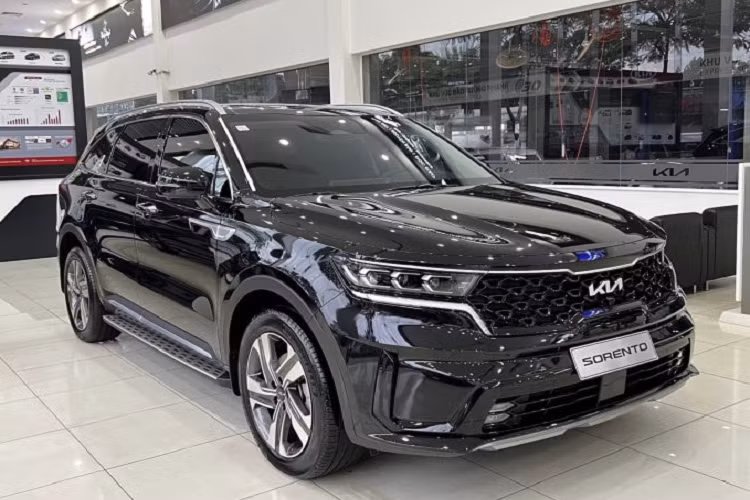  Kia Sorento Để nâng cao sức cạnh tranh với các đối thủ, Kia Sorento cũng đang nhận được khuyến mại từ 20 - 100 triệu đồng tại đại lý. Hiện mẫu xe này đang được phân phối tại Việt Nam với 9 phiên bản, cùng mức giá niêm yết là 1,159 - 1,699 tỷ đồng.