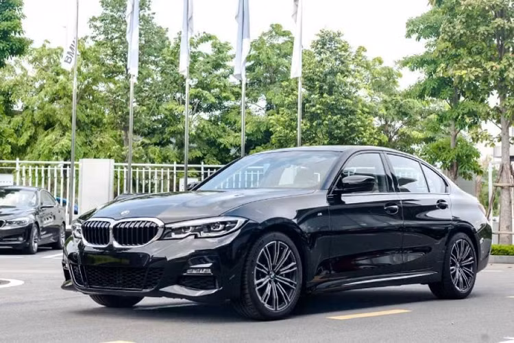  BMW 3-Series Dù đã ra mắt phiên bản mới nhưng những BMW 3-Series đời 2022 vẫn tồn kho khá nhiều. Chính vì thế, mẫu xe này cũng đang nhận được nhiều ưu đãi. Cụ thể, phiên bản 320i Sport Line đời cũ tại đại lý đang được ưu đãi từ 70 - 100 triệu đồng. Giá sau giảm của xe giờ chỉ dao động từ 1,299 - 1,330 tỷ đồng. Trong khi đó, hai phiên bản 320i Sport Line Plus và 330i M Sport cũ cũng được ưu đãi lên đến trăm triệu đồng. Giá xe sau khuyến mãi chỉ ngang Toyota Camry bản 2.0Q. So với BMW 3-Series facelift, bản cũ đã có giá thấp hơn khá nhiều, nay lại được tặng nhiều ưu đãi. Theo niêm yết, BMW 3-Series mới đang có giá dao động từ 1,499 tỷ đến 1,879 tỷ đồng.