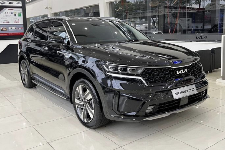  Hyundai Stargazer Tại một số đại lý ở Hà Nội, Hyundai Stargazer đang được ưu đãi đến 100 triệu đồng. Theo đó, phiên bản tiêu chuẩn của xe giờ chỉ còn 480 triệu đồng. Lúc mới ra mắt, Hyundai Stargazer có giá khởi điểm từ 575 - 685 triệu đồng.