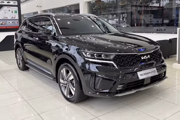  Hyundai Stargazer Tại một số đại lý ở Hà Nội, Hyundai Stargazer đang được ưu đãi đến 100 triệu đồng. Theo đó, phiên bản tiêu chuẩn của xe giờ chỉ còn 480 triệu đồng. Lúc mới ra mắt, Hyundai Stargazer có giá khởi điểm từ 575 - 685 triệu đồng.