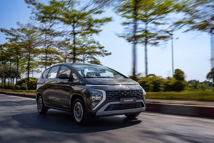 Ở một đại lý khác, xe cũng đang được áp dụng giảm giá từ 77 - 87 triệu đồng cho ba phiên bản là tiêu chuẩn, đặc biệt và cao cấp. Giá xe nay chỉ dao động từ 498 - 588 triệu đồng. Khách hàng mua xe trong tháng 5 còn được tặng thêm nhiều phụ kiện và bảo hiểm thân vỏ trong một năm.