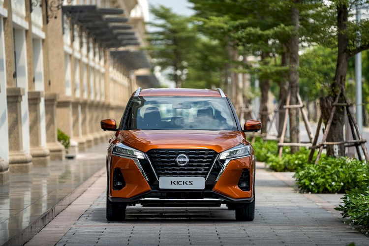  Nissan Kicks e-Power Trong tháng 5 này, Nissan Việt Nam cũng chạy nhiều chương trình khuyến mãi, hỗ trợ 100% phí trước bạ cho mẫu Nissan Kicks e-Power với mức ưu đãi cao nhất lên đến 102 triệu đồng. Ra mắt Việt Nam từ cuối năm 2022, Nissan Kicks e-Power được phân phối với 2 phiên bản và giá bán từ 789 - 858 triệu đồng.