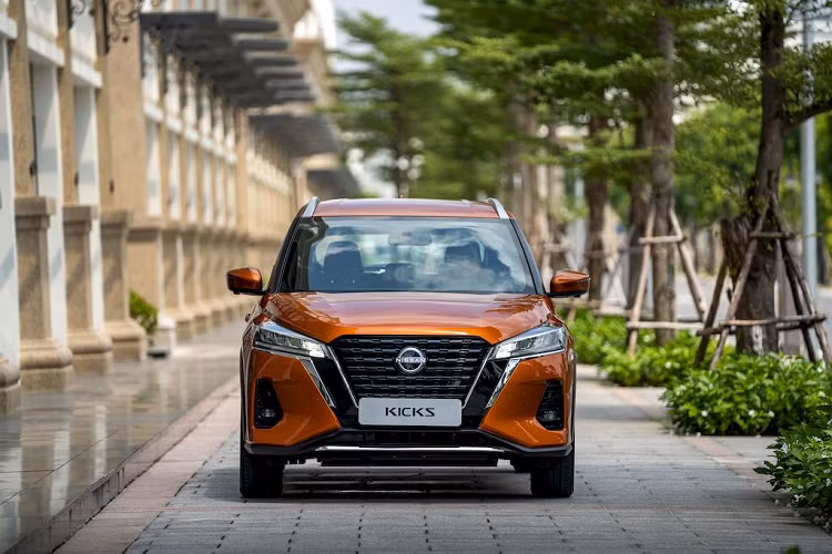  Nissan Kicks e-Power Trong tháng 5 này, Nissan Việt Nam cũng chạy nhiều chương trình khuyến mãi, hỗ trợ 100% phí trước bạ cho mẫu Nissan Kicks e-Power với mức ưu đãi cao nhất lên đến 102 triệu đồng. Ra mắt Việt Nam từ cuối năm 2022, Nissan Kicks e-Power được phân phối với 2 phiên bản và giá bán từ 789 - 858 triệu đồng.