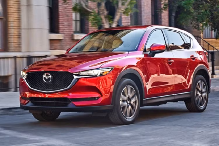  Mazda CX-5 Không kém cạnh các đối thủ, hiện tại, Mazda CX-5 bản tiêu chuẩn 2.0 Deluxe cũng đang được Thaco ưu đãi đến 89 triệu đồng. Giá xe sau ưu đãi chỉ còn 750 triệu đồng. Bản 2.0 Luxury đang được ưu đãi 90 triệu đồng, bản 2.0 Premium là 110 triệu đồng, bản 2.5 Signature Premium AWD được ưu đãi cao nhất đến 112 triệu đồng. Giá sau ưu đãi của xe lần lượt là 798 - 809 - 947 triệu đồng. Một số đại lý còn tặng thêm phụ kiện và quà tặng hấp dẫn.