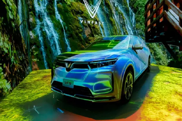 Phiên bản Plus có quãng đường di chuyển tối đa mục tiêu là 268 dặm - 431 km(theo chuẩn WLTP), công suất tối đa 260kW với mô-men xoắn cực đại 500Nm, màn hình 15 inch. Đặc biệt, bên cạnh kích thước tối ưu, VF 7 Plus sở hữu hệ dẫn động AWD giúp tăng khả năng di chuyển linh hoạt và cảm giác cầm lái chắc chắn cho người sử dụng.