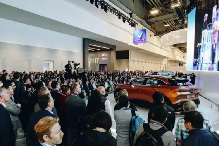 Vinfast VF7 phiên bản Eco có quãng đường di chuyển tối đa cho một lần sạc đầy mục tiêu là 280 dặm - 450 km (theo chuẩn WLTP), công suất tối đa 150kW với mô-men xoắn cực đại 310Nm, màn hình cảm ứng 12,9 inch.