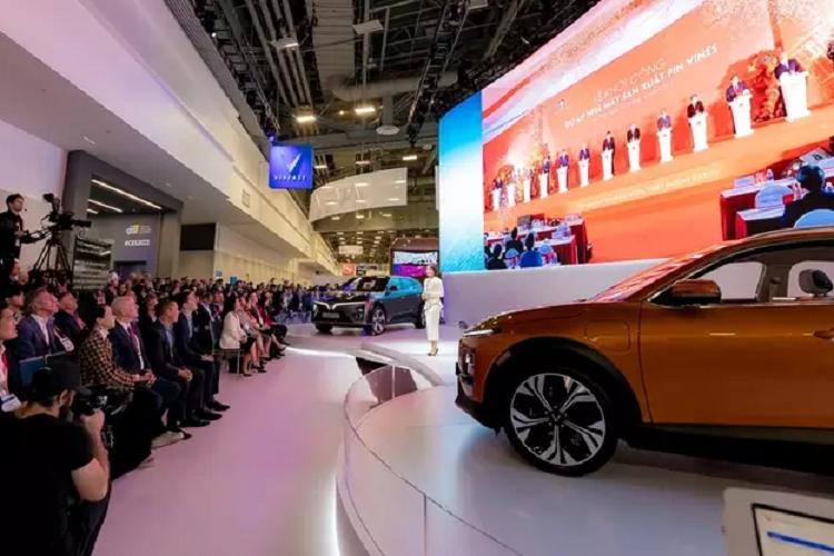 Cả hai mẫu xe đều sẽ có phiên bản Eco và Plus. Trong đó, Vinfast VF6 phiên bản Eco có quãng đường di chuyển tối đa cho một lần sạc đầy mục tiêu là 248 dặm - 399 km (theo chuẩn WLTP), công suất tối đa 130kW kết hợp với mô-men xoắn cực đại 250Nm.