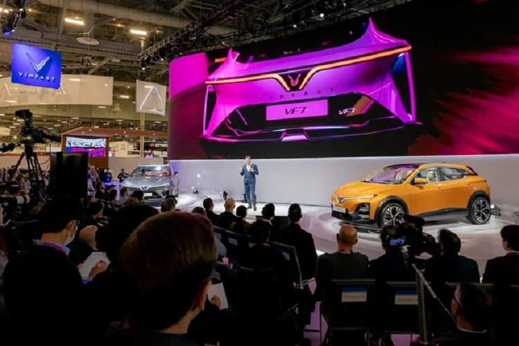  Vinfast VF6 và VF7 mang phong cách cá tính và tinh tế do nhà thiết kế xe hơi nổi tiếng thế giới Torino Design chắp bút cùng VinFast. Như các "đàn anh" VF8 và VF9, hai mẫu xe điện cỡ nhỏ mang phong cách cá tính và tinh tế bên ngoài cùng trải nghiệm công nghệ tiên tiến hiện đại bên trong.