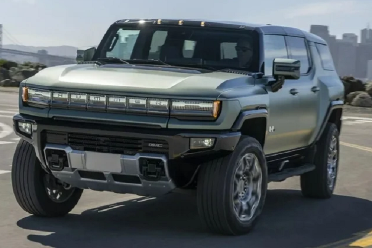 5. SUV GMC Hummer EV Trong top 5 ôtô điện được báo Mỹ khuyên dùng, GMC Hummer EV mang đến một cái nhìn thú vị về xe điện với thiết kế mạnh mẽ và sự tiện ích của một SUV. Đây là lựa chọn cho những người muốn sở hữu một chiếc xe điện đặc biệt và đậm chất thể thao.