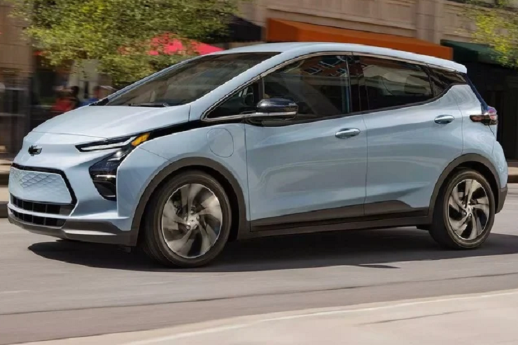3. Chevrolet Bolt Chevrolet Bolt thể hiện tính thực tiễn với giá cả phải chăng và lợi ích từ các ưu đãi thuế. Với giá thấp nhất trong danh sách này, Bolt có khả năng thu hút người mua với mức giá ưu đãi và công nghệ Super Cruise của GM.