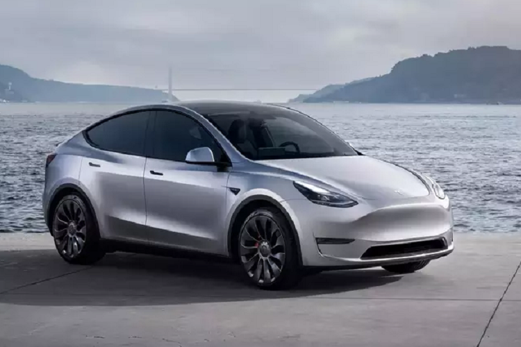 2. Tesla Model Y Model Y của Tesla là một trong những chiếc xe điện bán chạy nhất trên thế giới. Với khả năng vận hành tiện lợi và sự hỗ trợ từ hệ thống Supercharger của Tesla, nó đã trở thành lựa chọn phổ biến cho những người muốn chuyển sang xe điện. Mẫu xe này được đánh giá cao bởi sự tiện ích và khả năng vận hành mạnh mẽ.