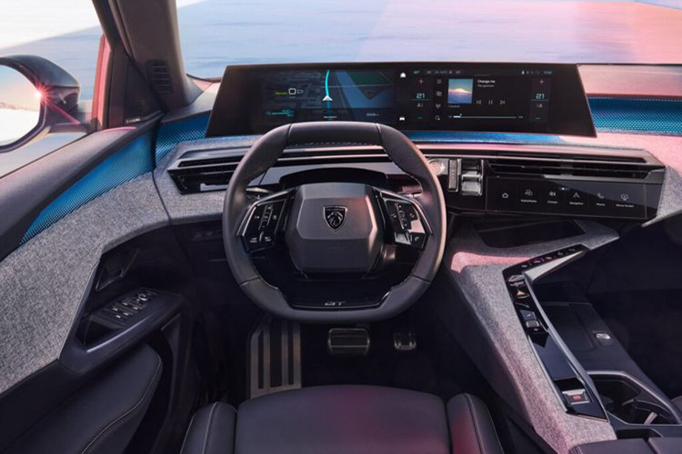 Peugeot 5008 2024 dự kiến sẽ có chiều dài hơn 4.700 mm, lớn hơn đáng kể so với phiên bản hiện tại (4.641 mm) và ngang hàng với các đối thủ như Skoda Kodiaq và Renault Espace. Ngoài ra, chiều dài tổng thể của Peugeot 5008 cũng lớn hơn khoảng 160 mm so với E-3008. Kích thước lớn mang lại cho Peugeot 5008 không gian cabin khá rộng rãi.