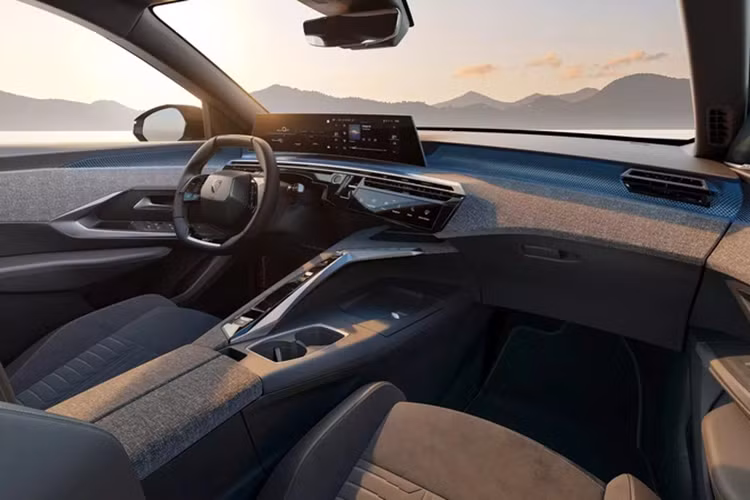 Ngoài ra, mẫu SUV này cũng được trang bị các tính năng ADAS hiện đại nhất từ hãng mẹ Stellantis. Peugeot 5008 2024 sẽ được phát triển dựa trên nền tảng khung gầm STLA Medium hoàn toàn mới, thay cho loại EMP2 được sử dụng rộng rãi trên hầu hết các mẫu SUV/Crossover cỡ trung và cỡ nhỏ thuộc tập đoàn Stellantis.