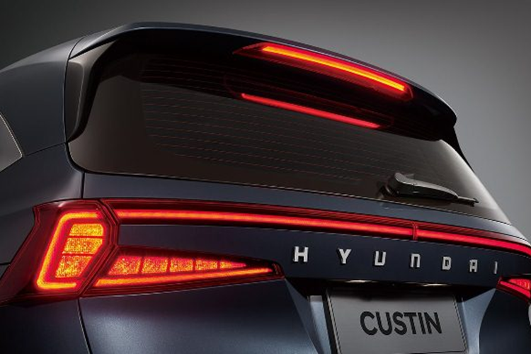Bên trong Hyundai Custin là không gian nội thất 3 hàng ghế với 2 ghế thương gia ở giữa. Hàng ghế trước có đủ tính năng chỉnh điện, sưởi ấm và làm mát trong khi 2 ghế giữa có thể ngả tối đa 135 độ. Ngoài ra, 2 ghế thương gia này còn có tính năng chỉnh điện 10 hướng, sưởi ấm, làm mát, sạc điện thoại không dây và bàn làm việc.