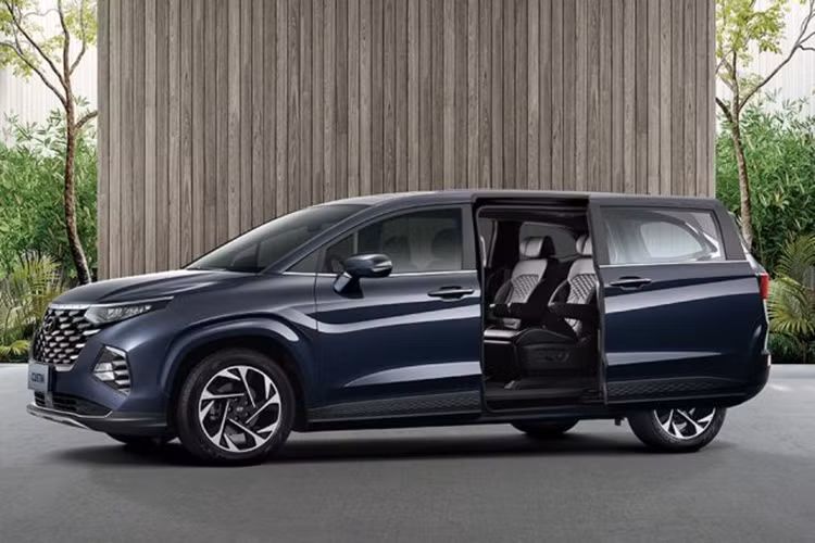 Do đó, mẫu MPV này được thiết kế theo phong cách giống Tucson và Creta, đặc biệt là khu vực đầu xe. Xe được trang bị lưới tản nhiệt tích hợp đèn LED định vị ban ngày ẩn, đèn pha LED, vành 17 - 18 inch, đèn hậu LED với thiết kế xuyên suốt, cửa lùa và cửa cốp chỉnh điện.