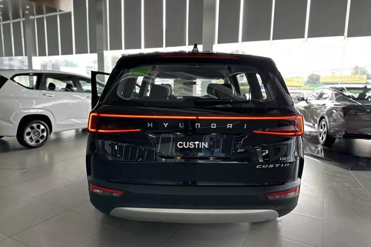 Vào hồi đầu tháng 11 vừa qua, bản Cao cấp của mẫu xe này từng bị bán kênh giá khoảng 30 triệu đồng tại một số đại lý. Tương tự như vậy, đối thủ trực tiếp của Hyundai Custin là Toyota Innova Cross cũng bị "bán bia kèm lạc" khoảng 40 - 50 triệu đồng tại đại lý.