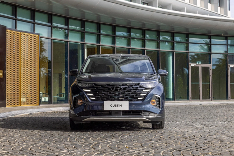 Nằm bên dưới nắp ca-pô của Hyundai Custin ở Việt Nam là 2 tùy chọn động cơ. Đầu tiên là động cơ xăng 2.0L Turbo GDi, cho công suất tối đa 236 mã lực và mô-men xoắn cực đại 353 Nm. Thứ hai là động cơ 1.5L Turbo GDi, tạo ra công suất tối đa 170 mã lực và mô-men xoắn cực đại 253 Nm.