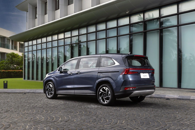 Cả hai động cơ đều đi kèm với hộp số tự động 8 cấp và hệ dẫn động cầu trước FWD. Cuối cùng là những trang bị an toàn khá đầy đủ như 6 túi khí, camera toàn cảnh 360, hỗ trợ phòng tránh va chạm điểm mù BCA, hỗ trợ phòng tránh va chạm khi lùi xe RCCA, cảnh báo va chạm khi ra khỏi xe SEA, đèn pha tự động thích ứng AHB