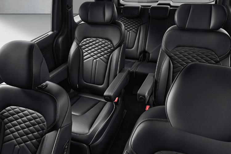 Ngoài ưu đãi tiền mặt tại đại lý, Hyundai Custin còn được hỗ trợ 50% lệ phí trước bạ theo chương trình của Nhà nước dành cho xe sản xuất, lắp ráp trong nước đến hết năm 2023. Nhờ đó, khách hàng sẽ tiết kiệm số tiền ít nhất là từ 43 - 50 triệu đồng khi làm thủ tục ra biển cho xe, tùy theo phiên bản.