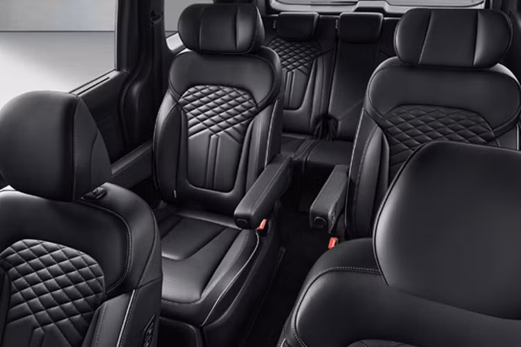 Ngoài ưu đãi tiền mặt tại đại lý, Hyundai Custin còn được hỗ trợ 50% lệ phí trước bạ theo chương trình của Nhà nước dành cho xe sản xuất, lắp ráp trong nước đến hết năm 2023. Nhờ đó, khách hàng sẽ tiết kiệm số tiền ít nhất là từ 43 - 50 triệu đồng khi làm thủ tục ra biển cho xe, tùy theo phiên bản.