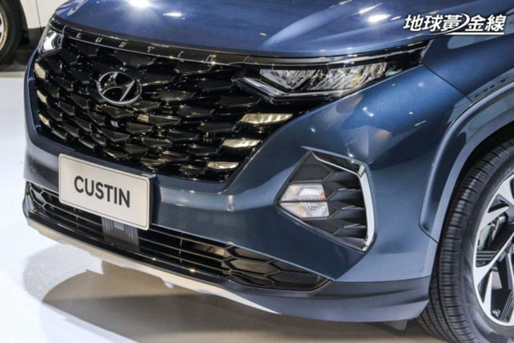 So với đối thủ Toyota Innova Cross, Hyundai Custin có những lợi thế lớn về mặt kích thước và trang bị. Được nghiên cứu và phát triển tại nhà máy Hyundai Bắc Kinh, Custin dùng nền tảng khung gầm N3-Platform tương tự 2 người anh em Santa Fe cũng như Tucson.