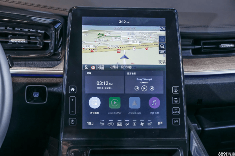 Những trang bị đáng chú ý khác của Hyundai Custin gồm có vô lăng tích hợp phím chức năng/lẫy chuyển số thể thao, bảng đồng hồ kỹ thuật số, màn hình cảm ứng trung tâm 10,4 inch, hệ thống dẫn đường phát triển dành riêng cho Việt Nam