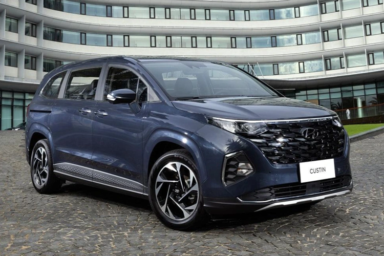 Hệ thống âm thanh 6 loa, nút bấm chuyển số Shift by Wire, chìa khóa thông minh, khởi động nút bấm, phanh tay điện tử, cửa sổ trời kép, rèm chắn nắng cho hàng ghế sau, điều hòa tự động, cửa gió điều hòa và cổng sạc cho 3 hàng ghế.