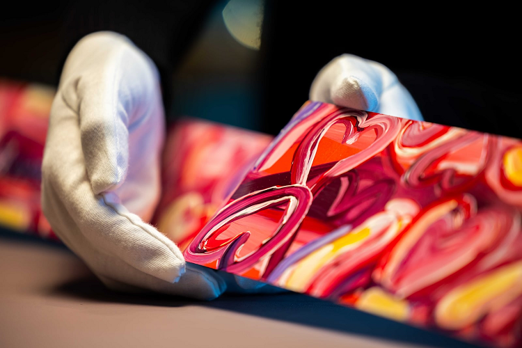  Phantom "The Six Elements" Bộ sưu tập gồm 6 chiếc Rolls-Royce Phantom độc nhất, mỗi chiếc đều có bên trong nội thất một tác phẩm nghệ thuật độc đáo được vẽ tay bởi nghệ sỹ người Anh Sacha Jafri - nổi tiếng với phong cách "chủ nghĩa hiện thực huyền ảo."