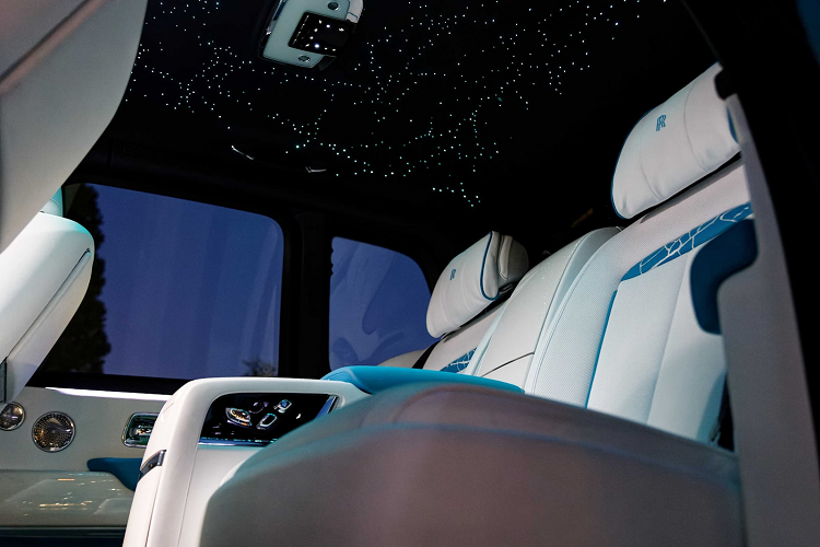 Nội thất tông trắng xanh với điểm nhấn là các họa tiết vẽ tay lấy cảm hứng từ hình ảnh băng nứt, được phủ nhiều lớp với các màu khác nhau và đánh bóng để tạo hiệu ứng 3D. Quá trình này mất hơn 2 tuần lễ để hoàn thành. Còn việc tạo cửa sổ trời ngàn sao mất thêm khoảng 18 giờ nữa.