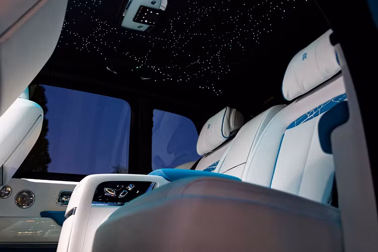 Nội thất tông trắng xanh với điểm nhấn là các họa tiết vẽ tay lấy cảm hứng từ hình ảnh băng nứt, được phủ nhiều lớp với các màu khác nhau và đánh bóng để tạo hiệu ứng 3D. Quá trình này mất hơn 2 tuần lễ để hoàn thành. Còn việc tạo cửa sổ trời ngàn sao mất thêm khoảng 18 giờ nữa.