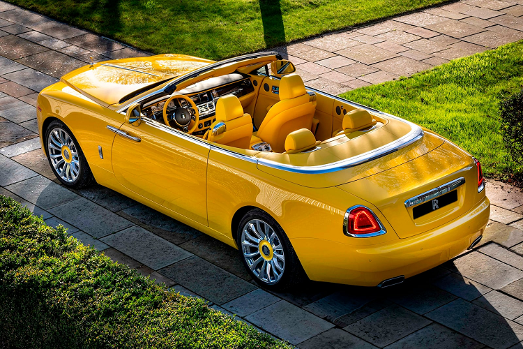  Fux Bright Yellow Dawn Chiếc Rolls-Royce Dawn đặc biệt này được làm theo yêu cầu của Michael Fux, một tay chơi xe có tiếng và được biết đến là người ưa chuộng sắc tím. Tuy nhiên tông màu chủ đạo của chiếc Dawn này lại là một màu vàng Fux Bright Yellow dựa theo tên chủ sở hữu và rất bắt mắt.