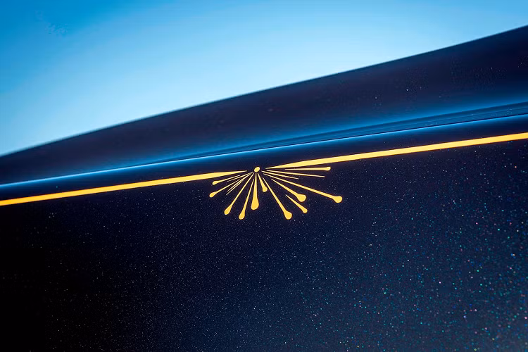 Viên kim cương nằm ở tâm điểm được bao quanh bởi những “ngọn giáo” bằng bạc nguyên khối. Đầu ngọn là những viên ngọc bích được cắt hình quả lê. Phần nền mang màu xanh Bleu de Nuit và được thực hiện bằng phương pháp chạm khắc đặc biệt được Rolls-Royce mô tả là “lớp sơn mài sapphire làm tôn lên vẻ lộng lẫy của những viên đá quý”.