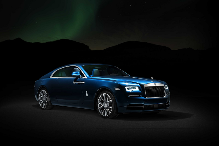  Aurora Borealis Wraith Bộ sưu tập này gồm 2 chiếc coupe Wraith được đặt làm riêng. Tên gọi của chúng lấy cảm hứng từ hiện tượng cực quang (aurora borealis) - những dải ánh sáng huyền ảo nhìn thấy được trên bầu trời ở những vùng gần Bắc cực.